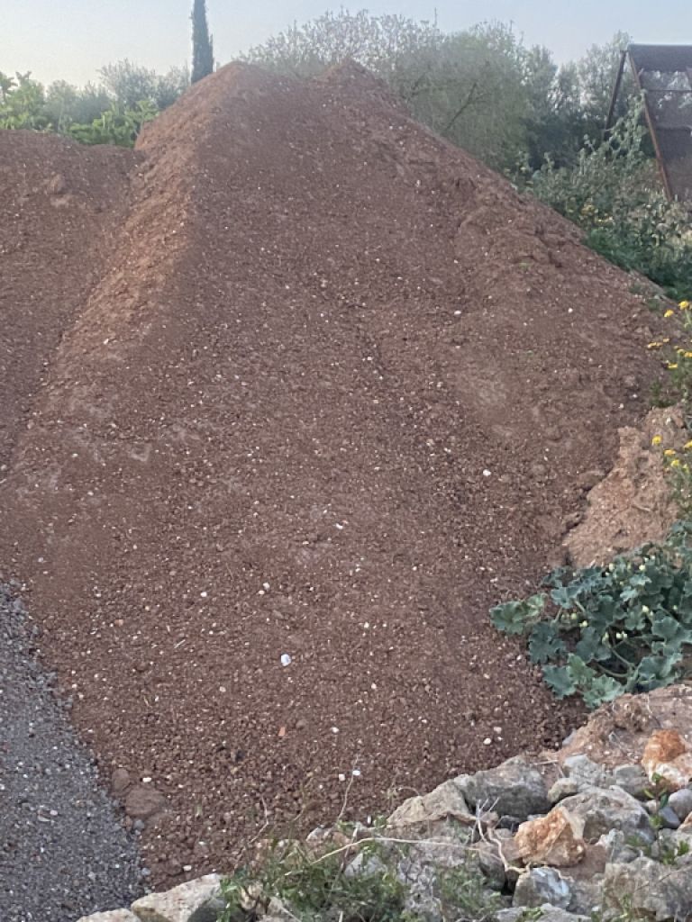 Verkauf von gesiebten und gemischten Erden, Öko-Kies.