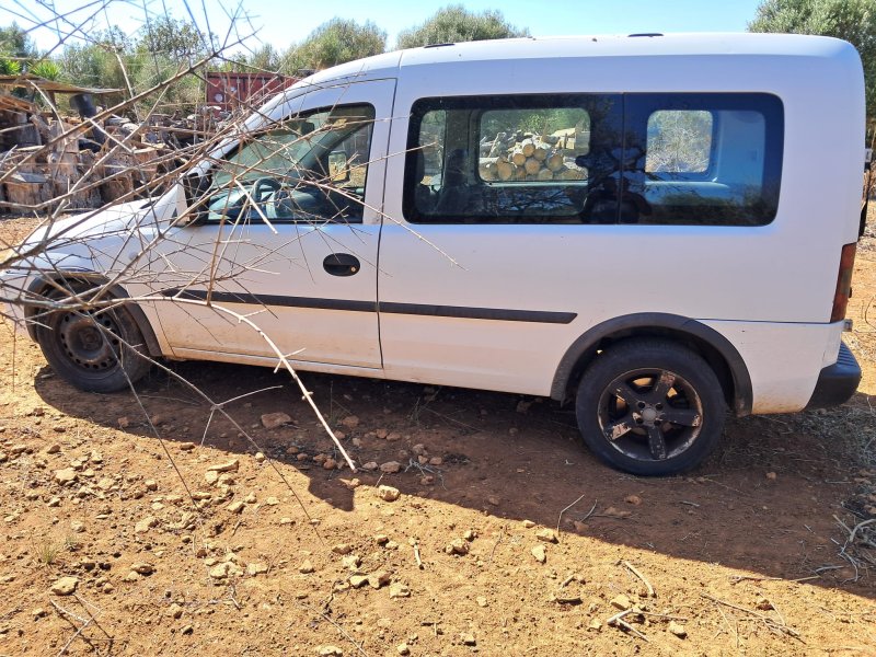 Vendo Opel Combo de 2ª mano, 5 puertas