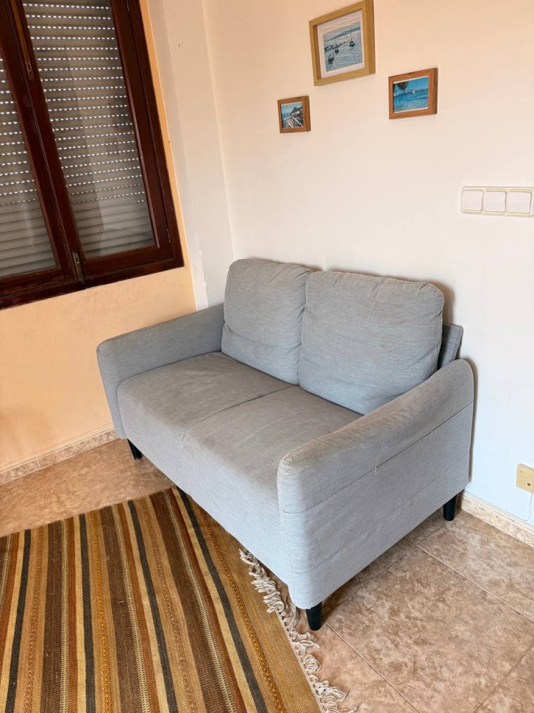 Verkaufe 2-Sitzer Sofa in Hellgrau Cala Millor