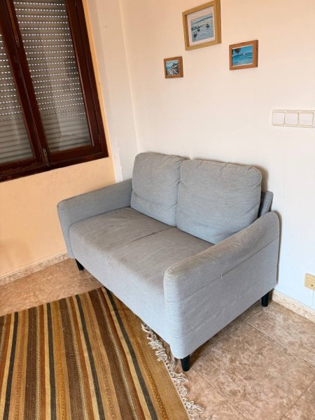 Verkaufe 2-Sitzer Sofa in Hellgrau Cala Millor