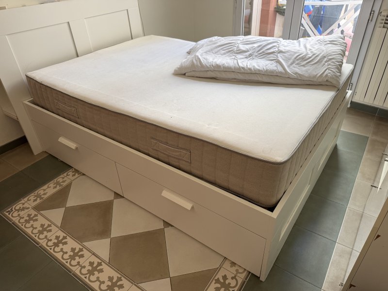 Verkaufe Bett mit hochwertiger Matratze