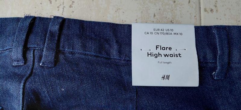 Verkaufe dunkelblaue Flare-Jeans neu h&m Größe 42