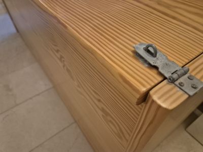 Verkaufe große Holztruhe 151x60x65cm