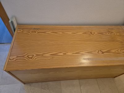 Verkaufe große Holztruhe 151x60x65cm