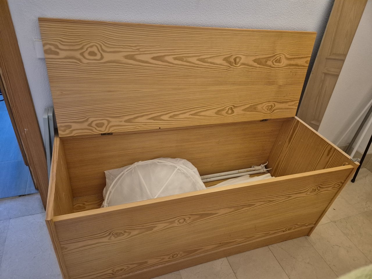 Verkaufe große Holztruhe 151x60x65cm