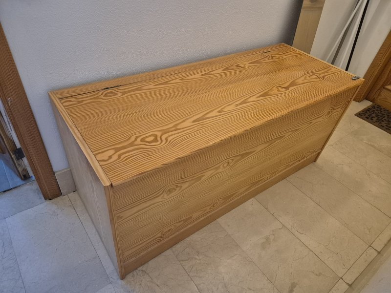 Verkaufe große Holztruhe 151x60x65cm