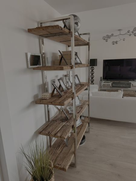 Vendo mi estantería de diseño de alta calidad en estilo industrial moderno.