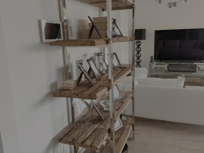 Vendo mi estantería de diseño de alta calidad en estilo industrial moderno.