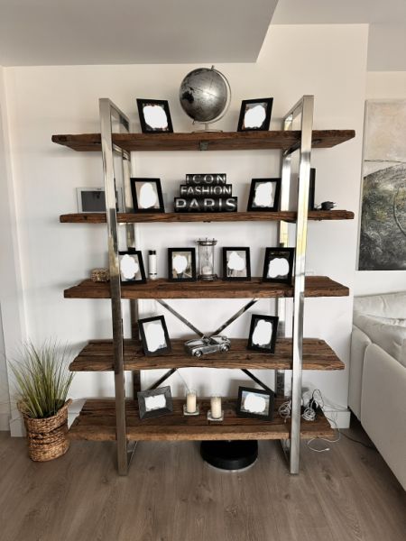 Vendo mi estantería de diseño de alta calidad en estilo industrial moderno.