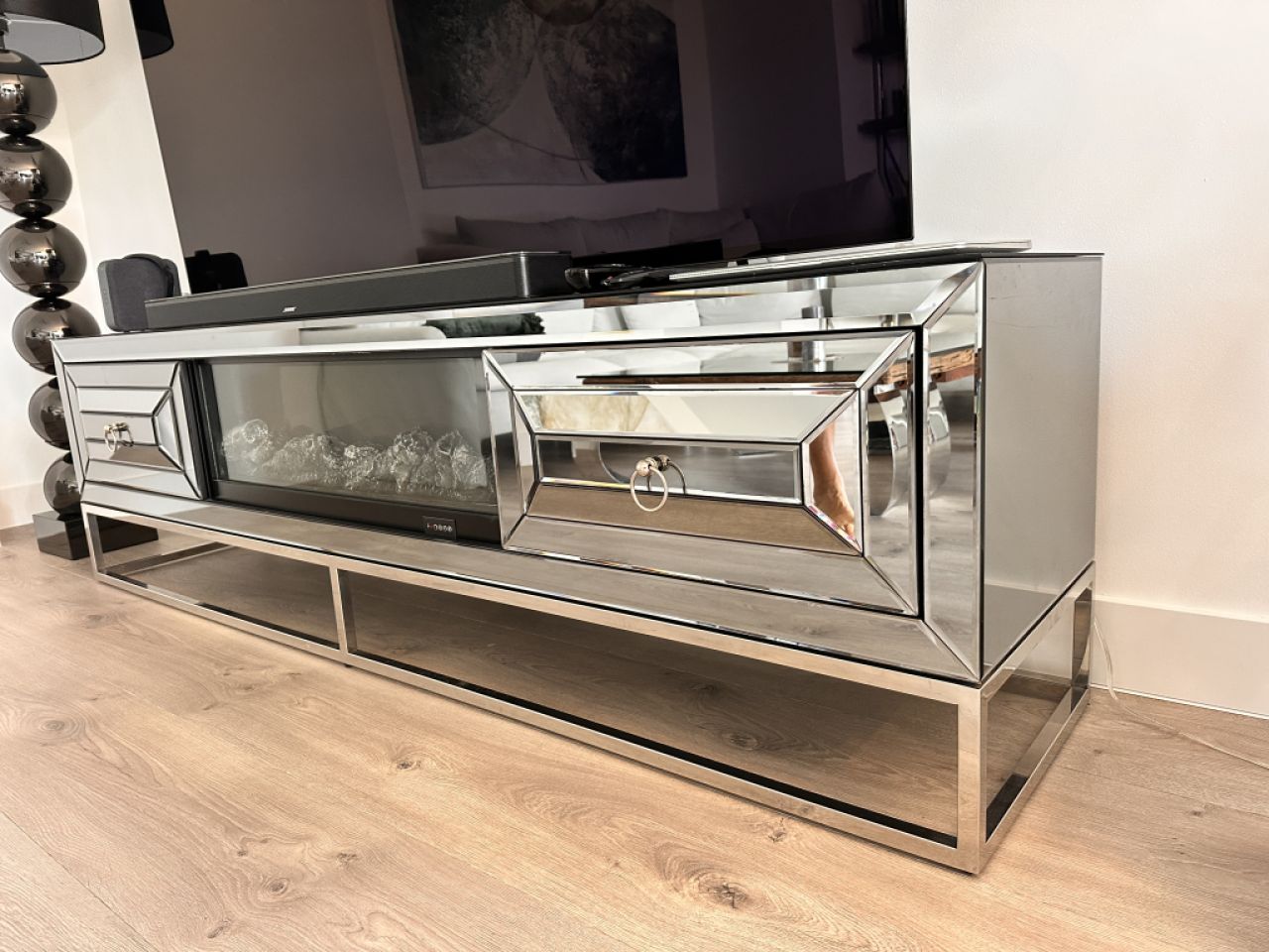 Vendo mi aparador de alta calidad con chimenea eléctrica integrada y juego de colores.