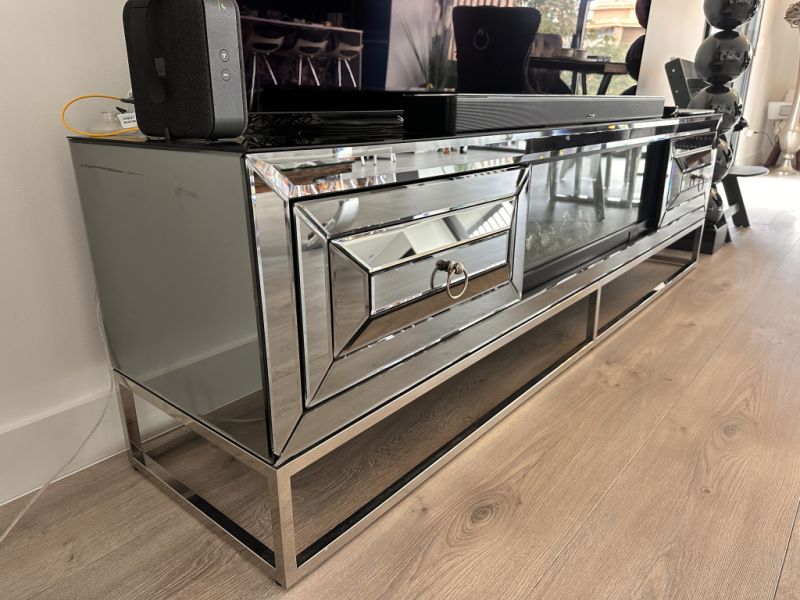 Verkaufe mein hochwertiges Sideboard inklusive integriertem elektrischem Kamin mit Farbspiel.