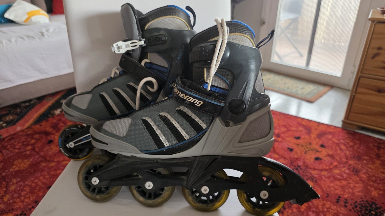 Selling my roller skates with four wheels + knee pads