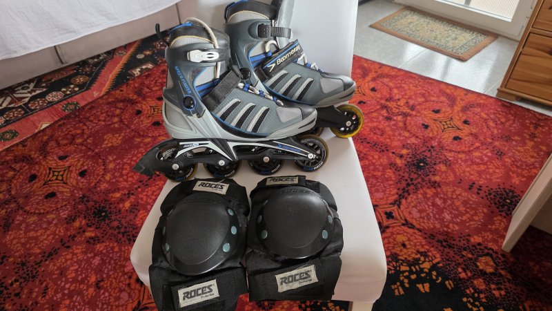 Selling my roller skates with four wheels + knee pads