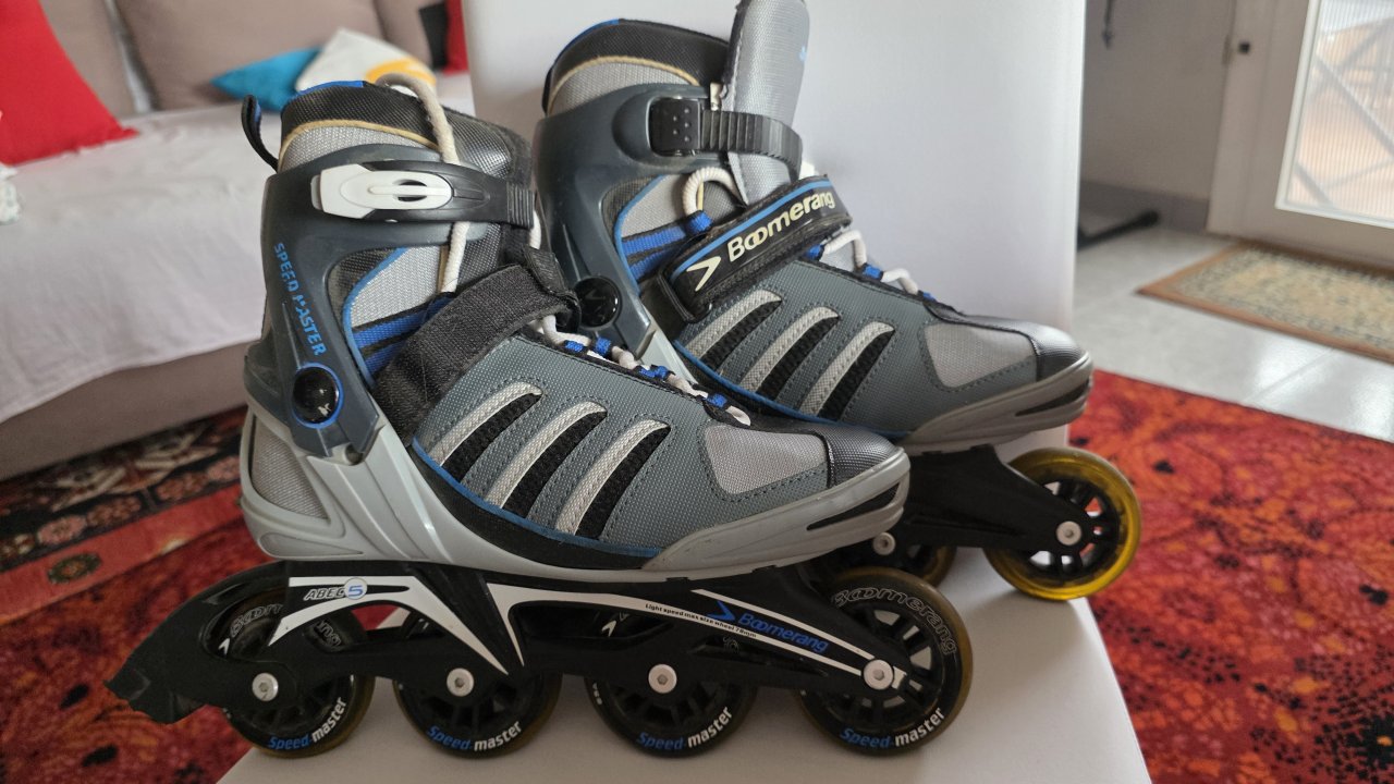 Selling my roller skates with four wheels + knee pads