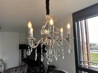 Vendo mi elegante candelabro de diseño clásico con colgantes de cristal relucientes.