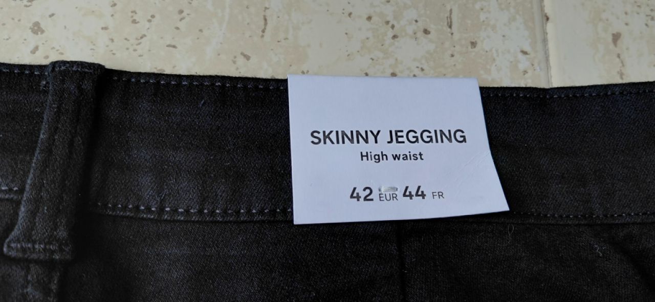 Verkaufe neue schwarze Slim-Jeans, Größe 42