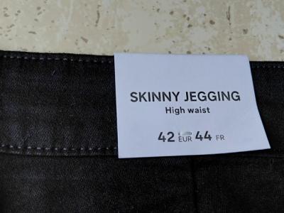 Verkaufe neue schwarze Slim-Jeans, Größe 42
