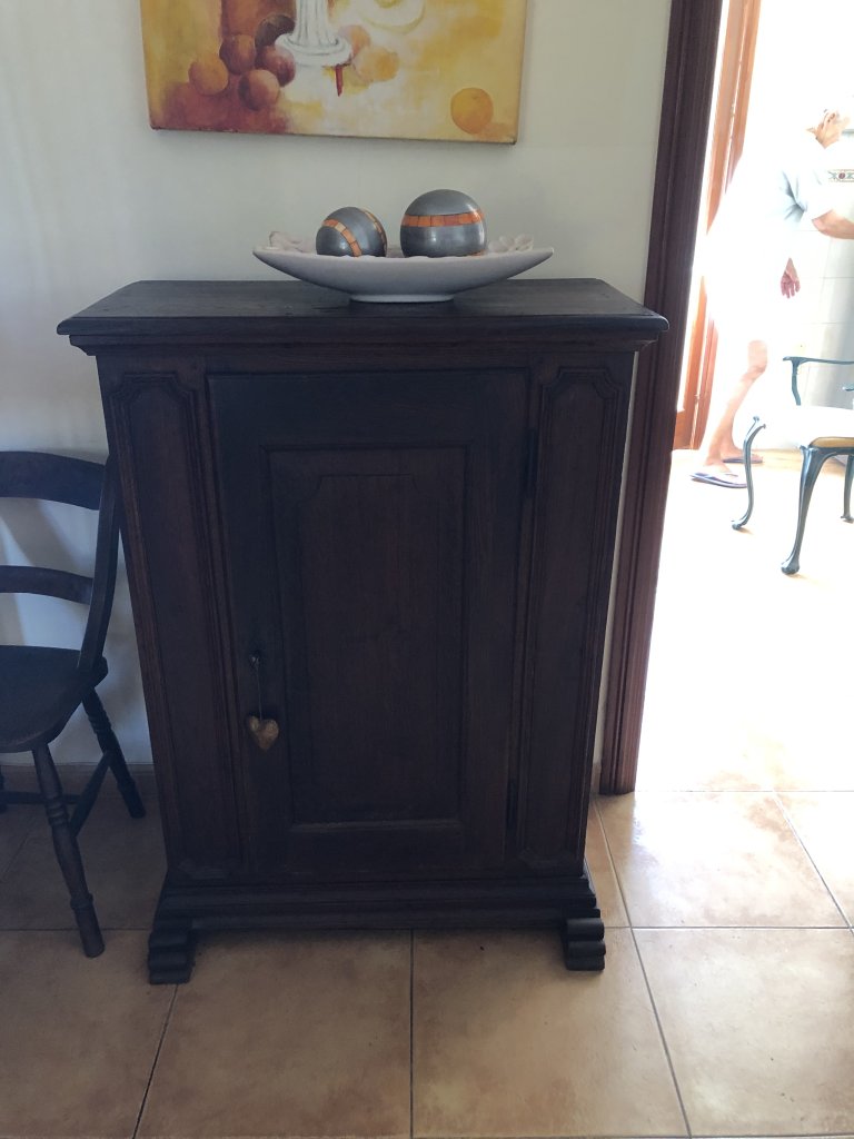 Selling wardrobe and table with chairs