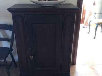 Verkaufe Schrank und Tisch mit Stühlen