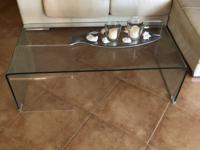Verkaufe Schrank und Tisch mit Stühlen
