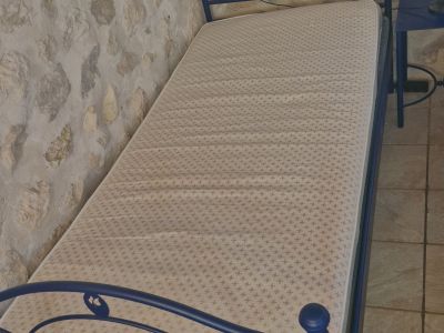 Verkaufe zwei Betten mit Matratzen, Nachttischen und Nachttischlampen
