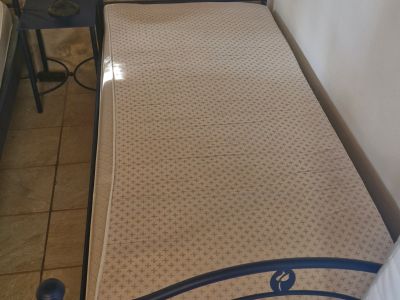 Verkaufe zwei Betten mit Matratzen, Nachttischen und Nachttischlampen