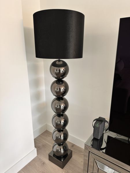 Vendo dos lámparas de pie de diseño de alta calidad en estilo moderno y elegante.