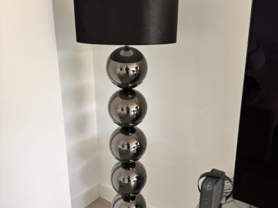 Vendo dos lámparas de pie de diseño de alta calidad en estilo moderno y elegante.