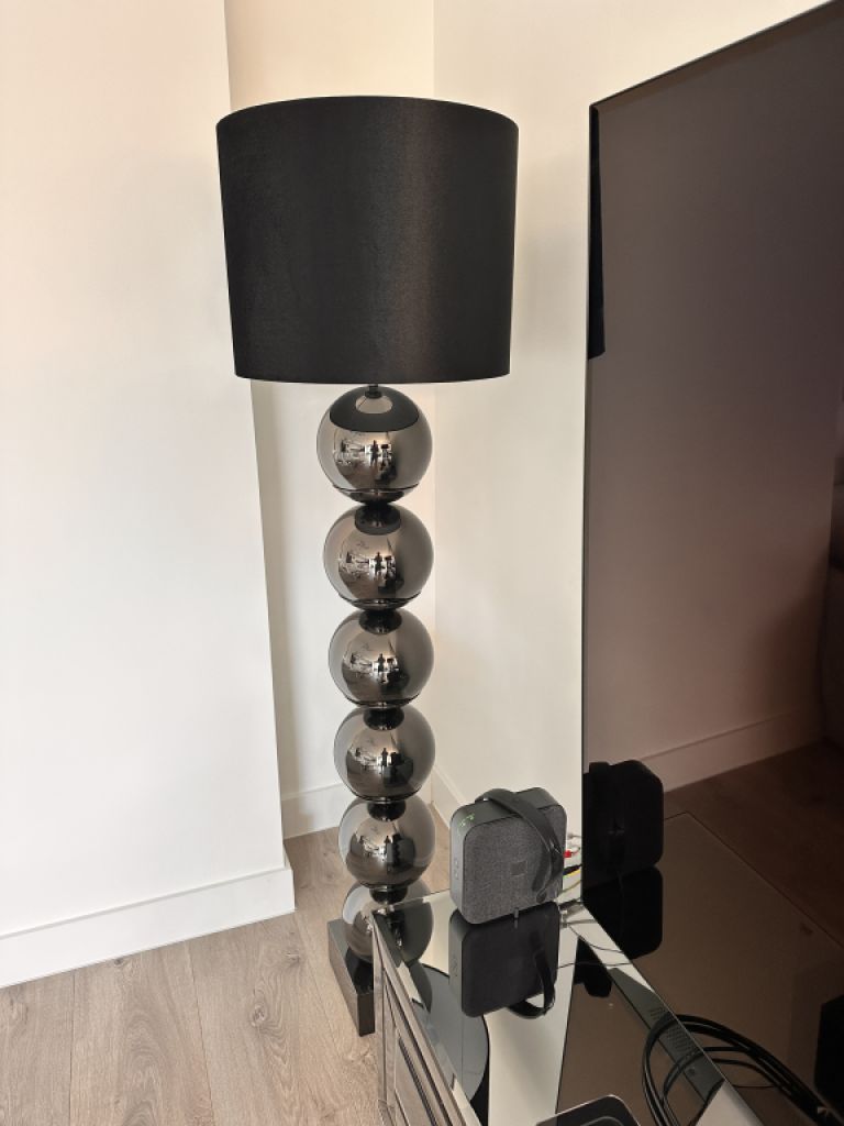 Vendo dos lámparas de pie de diseño de alta calidad en estilo moderno y elegante.