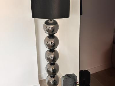 Vendo dos lámparas de pie de diseño de alta calidad en estilo moderno y elegante.