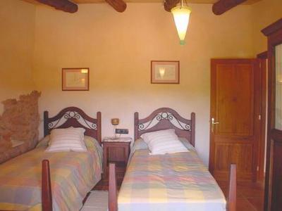 Alquiler de finca rústica con gran piscina, 2 habitaciones dobles, Cas Concos