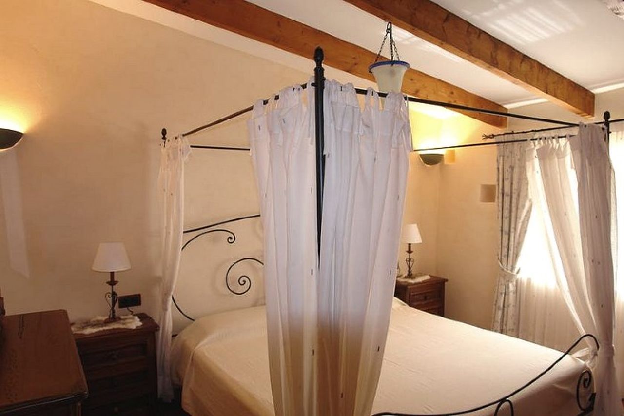 Alquiler de finca rústica con gran piscina, 2 habitaciones dobles, Cas Concos