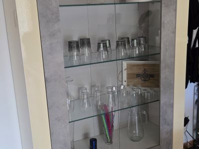 VERSCHENKE Möbel-Set: Vitrine & Sideboard (Beton-Optik / Creme) Abholung Cala Millor