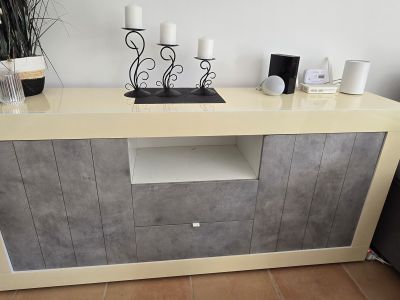 VERSCHENKE Möbel-Set: Vitrine & Sideboard (Beton-Optik / Creme) Abholung Cala Millor