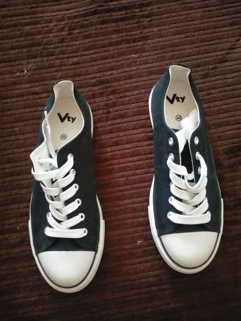 Verschiede Bekleidung, Jumpsuite, T Shirt, Tücher, Hüte, Schuhe