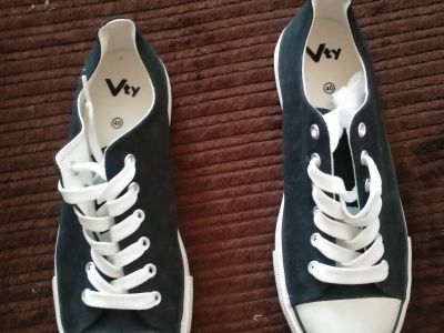 Verschiede Bekleidung, Jumpsuite, T Shirt, Tücher, Hüte, Schuhe
