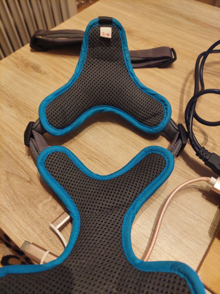 Verschiedene Hundekleidung und Accessoires