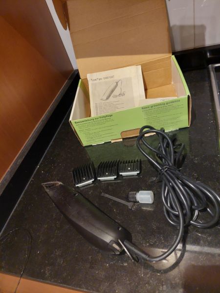 Verschiedene Hundekleidung und Accessoires