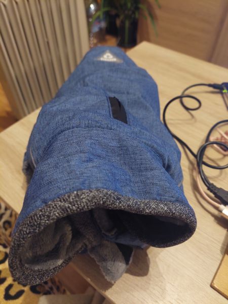 Verschiedene Hundekleidung und Accessoires