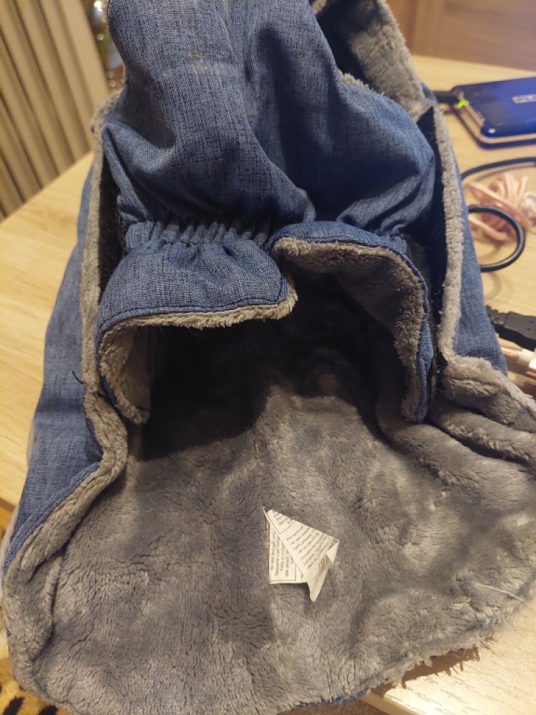 Verschiedene Hundekleidung und Accessoires