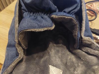 Verschiedene Hundekleidung und Accessoires