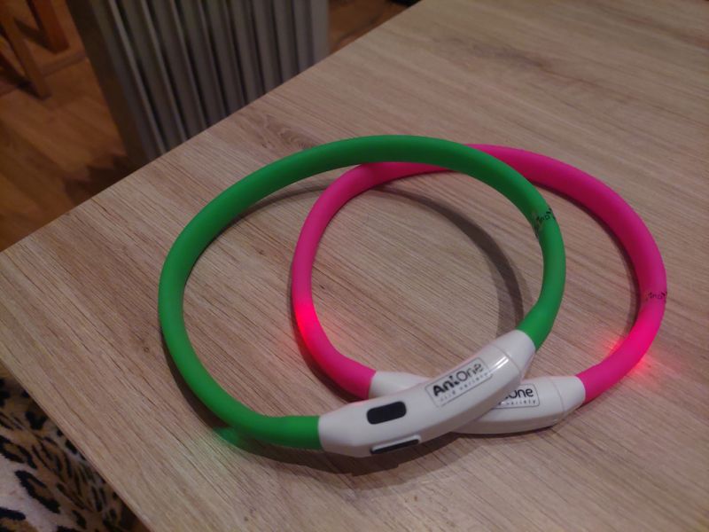 Verschiedene Hundekleidung und Accessoires