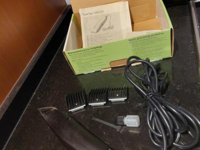 Verschiedene Hundekleidung und Accessoires