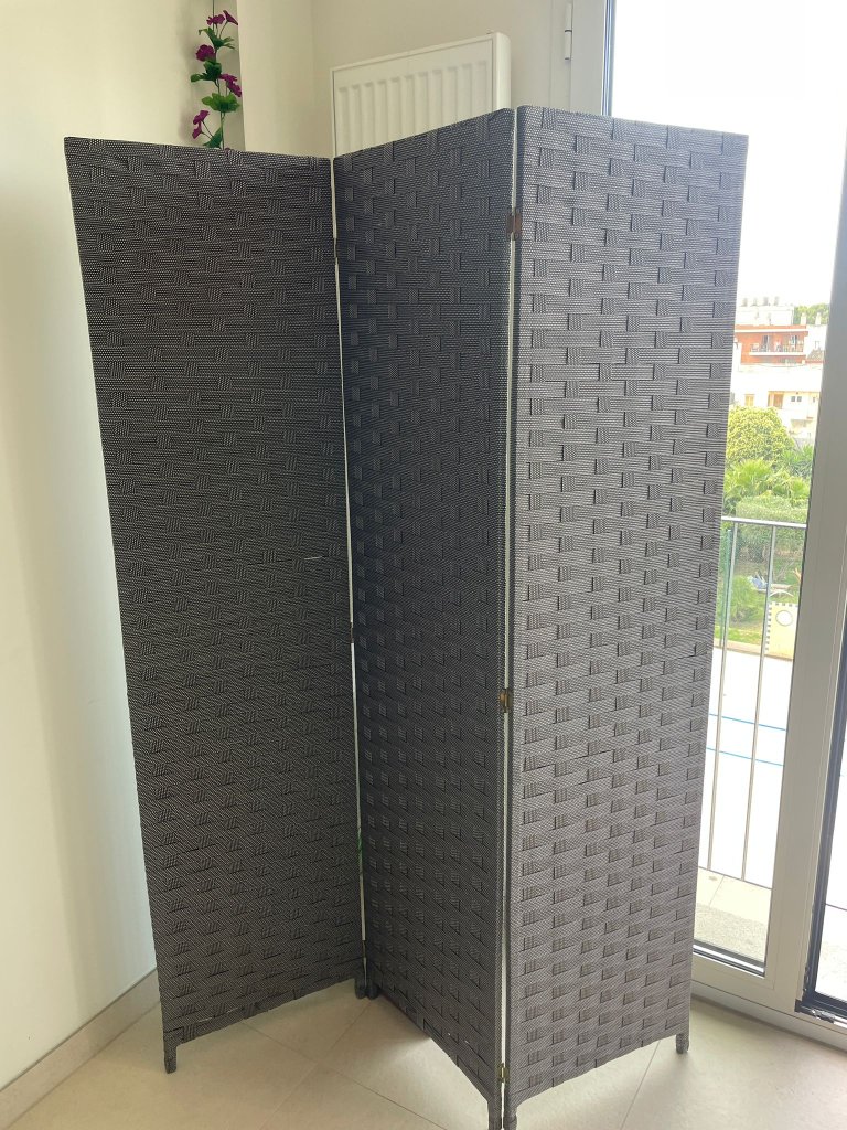 Versatile room divider - folding screen
