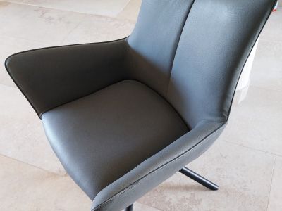 Vier moderne Esszimmerstuehle