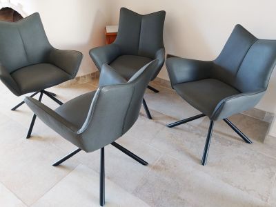 Vier moderne Esszimmerstuehle