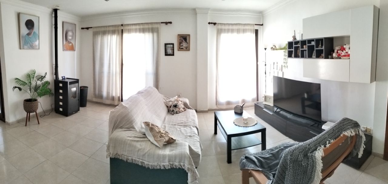 VILAFRANCA DE BONANY: 3 SZ-Wohnung 126 m2  mit Balkon im 2-Parteien-Haus fussläufig zum Stadtkern