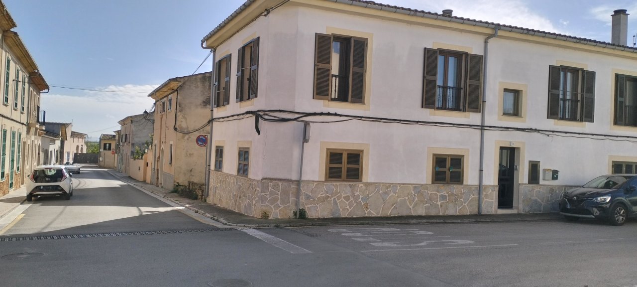 VILAFRANCA DE BONANY: 3-bedroom apartment 126 m2 with balcony in a 2-unit house within walking distance to the town center