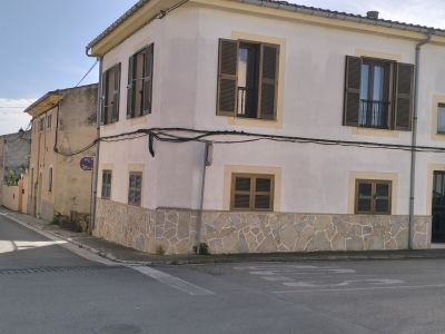 VILAFRANCA DE BONANY: 3-bedroom apartment 126 m2 with balcony in a 2-unit house within walking distance to the town center