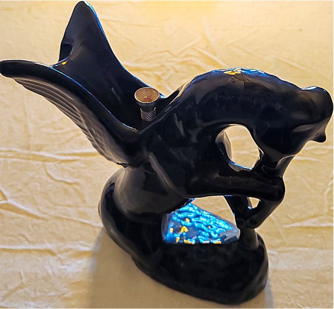 Vintage Bong Wasserpfeife als Pegasus Figur, Keramik aus den USA